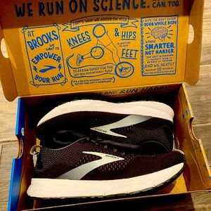 🍁Brooks Revel 4 size 8 1/2.🍁 Worn once.  Mint condition 👟 sneaker